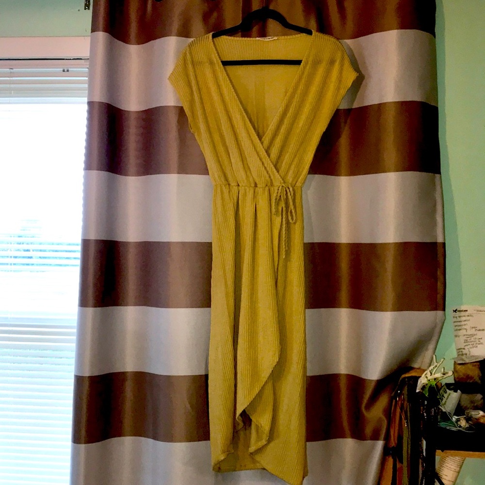 Caution To The Wind, light yellow dress size (m) stretch waist band.